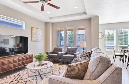 Meridian House | Stunning Meridian 3 Bedroom Custom Home in Central Meridian