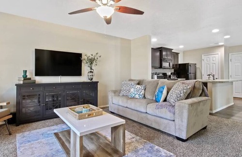 Meridian House | Stunning Private 3 Bedroom Home in the Heart of Me