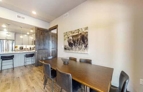 Park City Condo | Stylish Blackstone Retreat | Heated Pool & Hot Tub | Walk to Cabriolet Lift