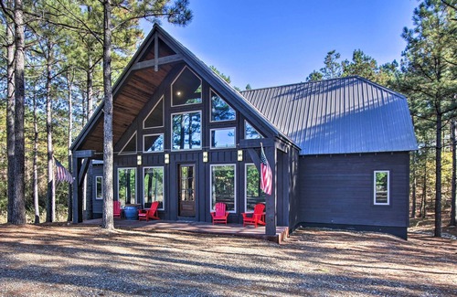 Hochatown Cottage | Stylish Broken Bow Cabin w/Hot Tub + Fire Pit!