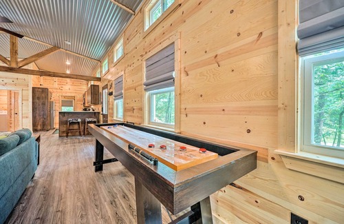 Broken Bow Cabin | Stylish Cabin by Beavers Bend: Hot Tub & Fire Pit