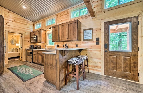 Broken Bow Cabin | Stylish Cabin by Beavers Bend: Hot Tub & Fire Pit