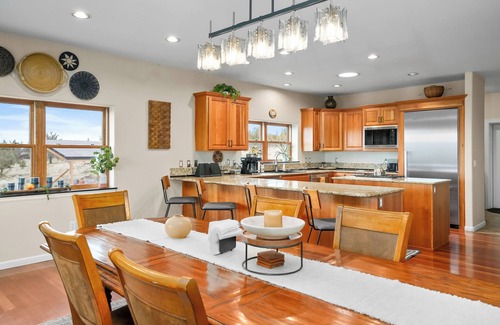 Redmond House | Sun-Kissed Serenity in Central Oregon