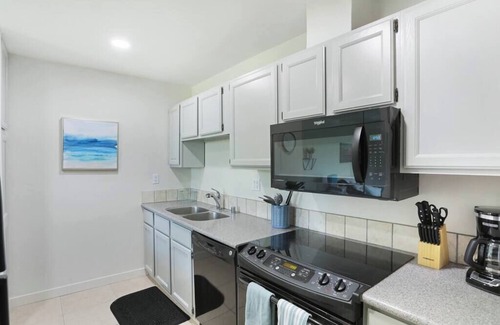 Point Loma Heights Condo | Sunny 1 BR | W/D | Pool | Resort Amenities