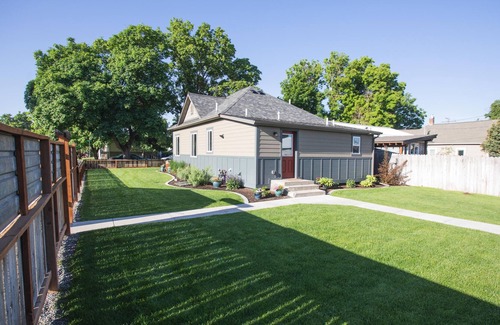 Riverfront House | The 1400 House. Fully Remodeled and Spotless. 3bed / 2 bath - Cable/WiFi/AC