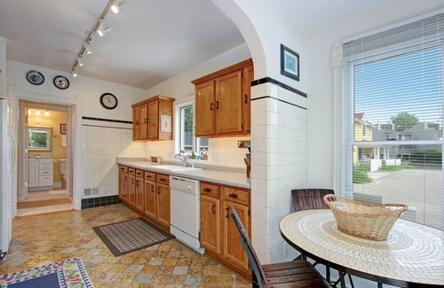 South Haven House | THE B-HIVE: 5 BDRMS. 3 FULL BATHS. ACCOMMODATES 11 GUESTS!