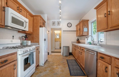 South Haven House | THE B-HIVE: 5 BDRMS. 3 FULL BATHS. ACCOMMODATES 11 GUESTS!