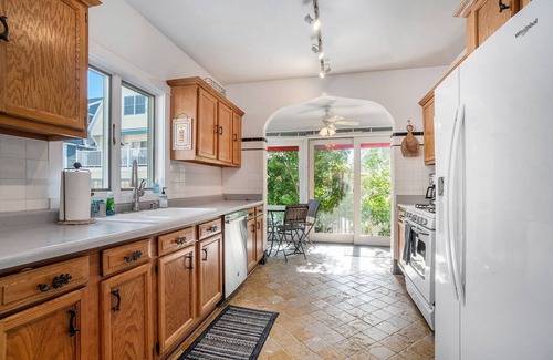 South Haven House | THE B-HIVE: 5 BDRMS. 3 FULL BATHS. ACCOMMODATES 11 GUESTS!
