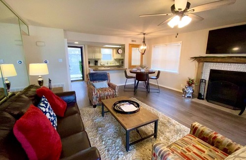 Lake Hamilton Condo | "The Bayliner" Lake Hamilton Condo: 2BR/2BA. Sleeps 6. Pool. Covered Boat Slip!