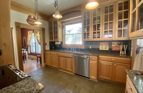Wallace House | The GREAT CATSBY 4bd Queen Anne historic home, walk to town