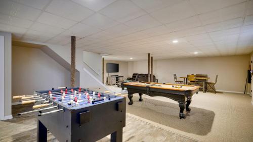 Pocono Pines House | The Nest at Pinecrest by AvantStay Spacious Deck Game Room Fire Pit
