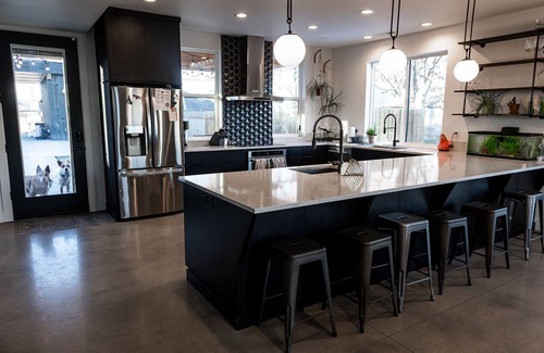 Boise House | The tall black house in Garden City