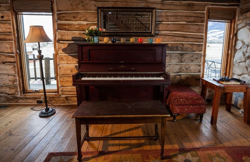 Livingston House | The Yellowstone House and Fisherman's Cabin