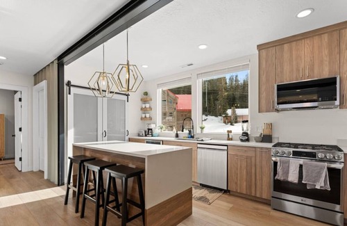 Brian Head House | Timber Cube Cabin Mountain Views Ski & Games