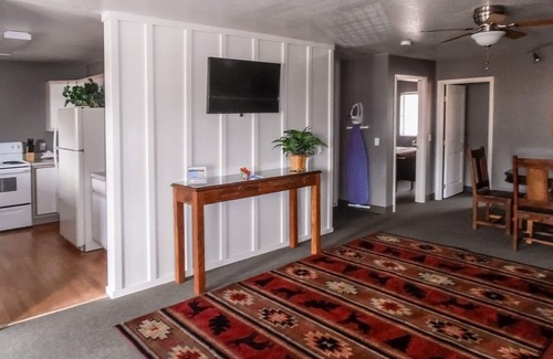 Gardiner Hotel | Travelodge by Wyndham Gardiner Yellowstone Park North