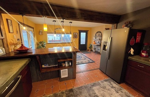 Riverfront House | Unique 3-bedroom house close to Downton in Riverfront Neighborhood.