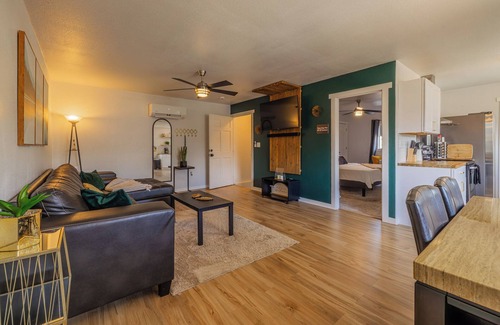 Casper Apartment | Updated Cozy Downtown Forest Retreat