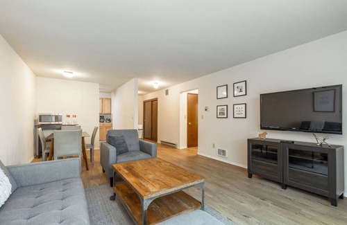 Old Ballard Condo | Urban Condo + Parking 2 Blocks to Ballard 6 Miles to Everything Seattle
