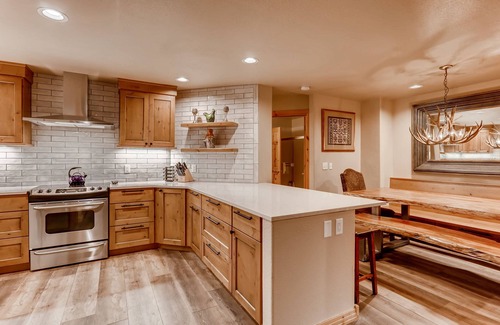 Four O'Clock House | Walk to snowflake lift and Main St. Hot tub!