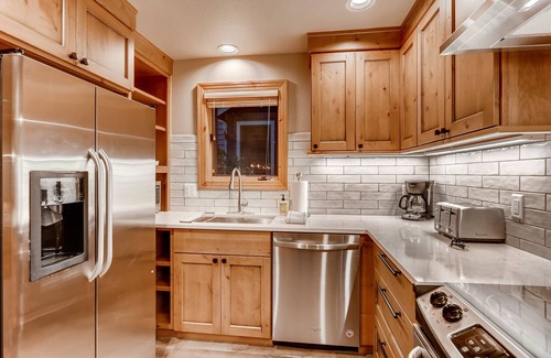 Four O'Clock House | Walk to snowflake lift and Main St. Hot tub!