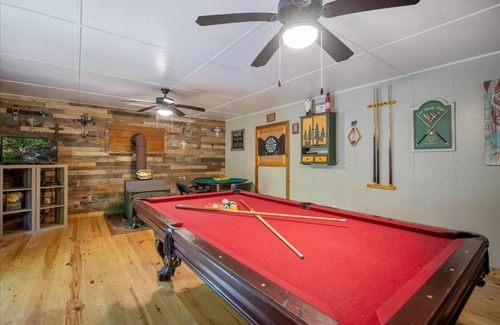 Cherry Log House | Waterside Cowboy cabin on Stanley Creek