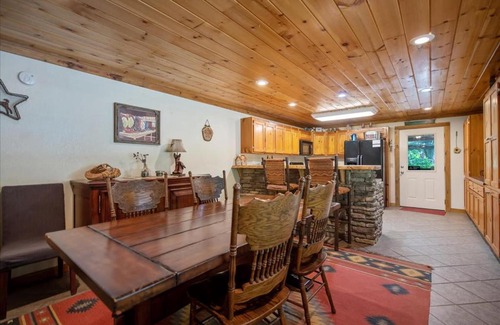 Cherry Log House | Waterside Cowboy cabin on Stanley Creek