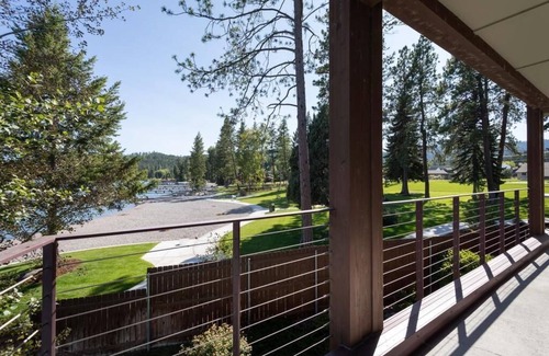 Lakeside Condo | Waterside Retreat