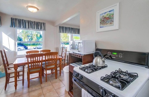 Pacific Beach House | Welcome Fall @ Betty's Bungalow-pets+walk to beach