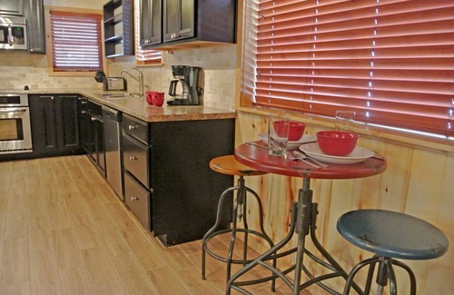 Red River Cabin | West Yankee - In Town - Pet Friendly - Satellite - Washer/Dryer - On Main Street