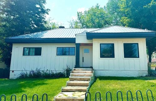 Lava Hot Springs House | Whitewater Cottage- IN TOWN walk to everything