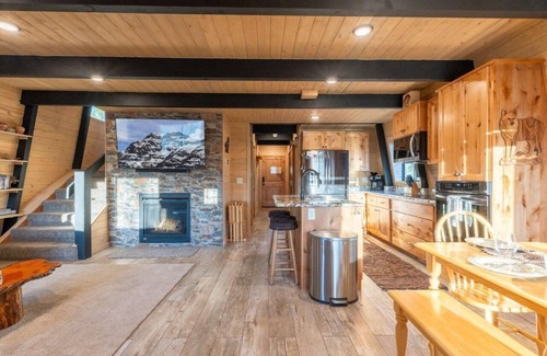 Island Park Cabin | Wolf Hollow - Serene, Cozy Cabin Located 31 miles from YNP with A/C and hot tub