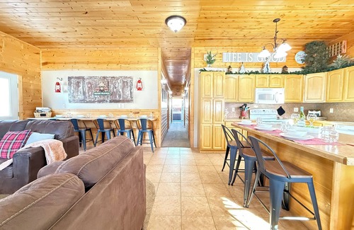 Island Park Cabin | Yellowstone Getaway, Private Hot Tub, Trailer Parking, Free Wifi & Satellite Tv