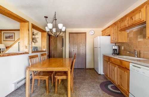 West Yellowstone House | Yellowstone Park entrance 1 Mile away- Trapper 8