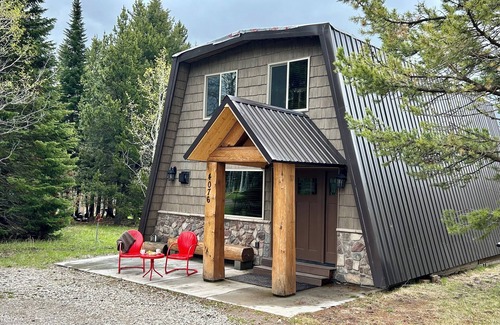 Island Park Cabin | YELLOWSTONE's PREMIER CABIN CLEAN& SPACIOUS KITCHEN with Fireplace, Dog Friendly