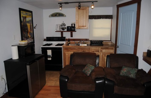 West Yellowstone Apartment | Yellowstone Studio # 4. Just One Mile From Yellowstone's Main Entrance