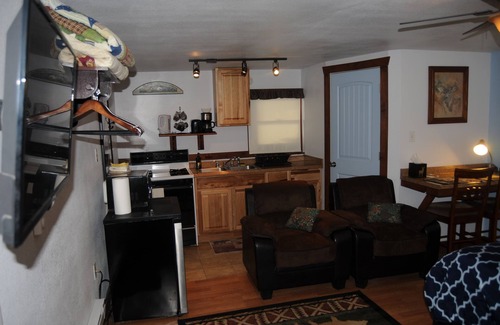 West Yellowstone Apartment | Yellowstone Studio # 4. Just One Mile From Yellowstone's Main Entrance