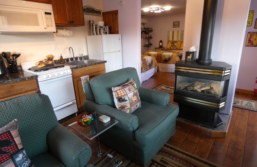 West Yellowstone Apartment | Yellowstone Two Bed Studio Just One Mile From Yellowstone's Main Entrance