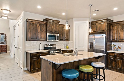 Washington House | Zion's Den, 2 Community Pools + Hot Tub