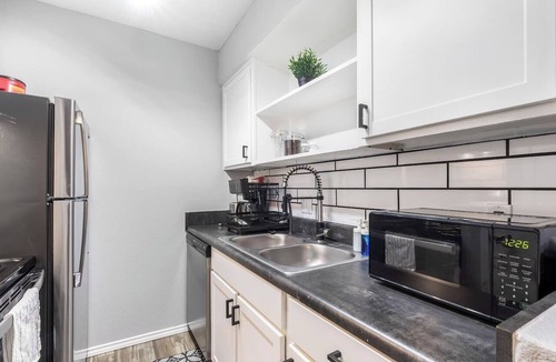 Central Arlington Apartment | 0.2mi/0.3km to Dallas Stadium 1BR +FREE Parking