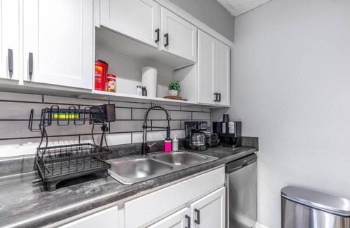 Central Arlington Apartment | 0.2mi/0.3km to Dallas Stadium 2BR +FREE Parking