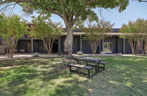 St. Johns Apartment | [03] ATX Studio: 1 Queen, Dog Park, Laundry Access
