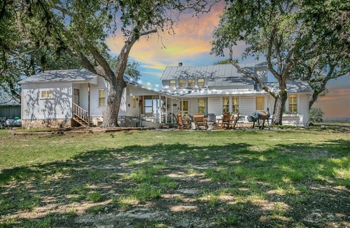 Stonewall Apartment | 1/1 Loft | Queen Bed | Fire-pit | Pet Friendly w/fee
