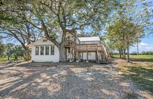 Stonewall Apartment | 1/1 Loft | Queen Bed | Fire-pit | Pet Friendly w/fee