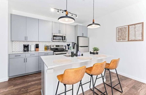 Uptown Apartment | 1 Bed Apt + Rooftop | Lake of Isles