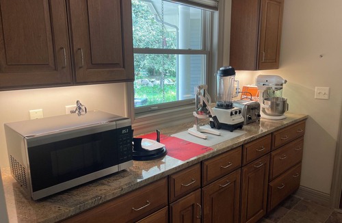 West Des Moines House | 1-bedroom, 3 Gig-Fiber WiFi, timbered/view setting in WDM near RecPlex/DMU