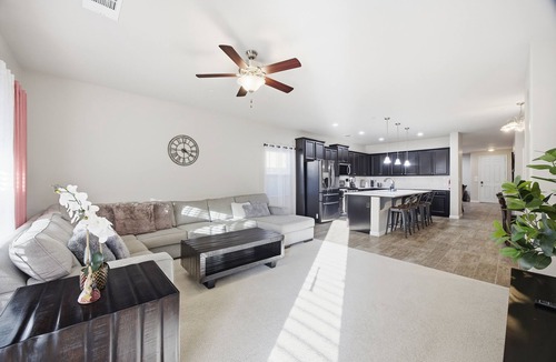 Greenacres House | 1-bedroom for rent in a spacious 4 bedrooms house in perfect Bakersfield with AC