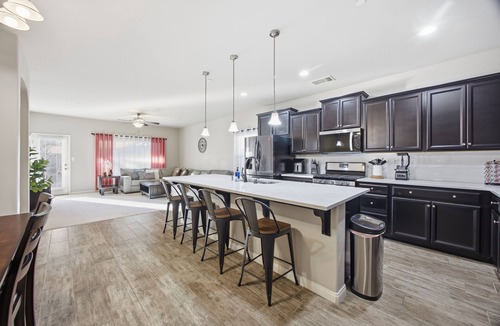 Greenacres House | 1-bedroom for rent in a spacious 4 bedrooms house in perfect Bakersfield with AC