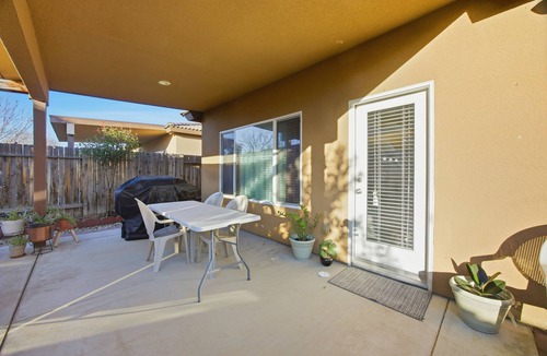 Greenacres House | 1-bedroom for rent in a spacious 4 bedrooms house in perfect Bakersfield with AC