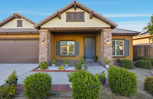 Greenacres House | 1-bedroom for rent in a spacious 4 bedrooms house in perfect Bakersfield with AC