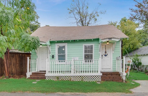 Junius Heights Apartment | 1-Bedroom Studio B Retreat